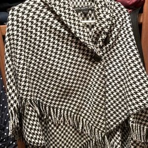 Houndstooth Shoulder Wrap (L)